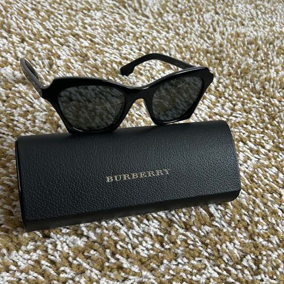 Burberry - Picture 2 of 8